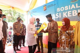 Bernyanyi Bersama Warga, Bupati Serang Malah Diserang Hoaks