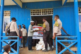 Polres Mamberamo Tengah salurkan beras ke warga terdampak COVID-19