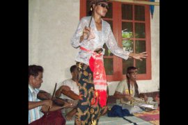 Kesenian tradisional "Kebangru'an" dari mengundang kesurupan ke seni pertunjukan