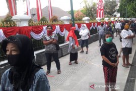 Presiden Jokowi membagikan 1.000 paket sembako untuk warga Yogyakarta