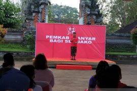 Bupati Gianyar bantu warga tercecer bantuan sosial