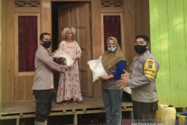 Polsek Bintang Ara salurkan bantuan ke warga terisolir perbatasan