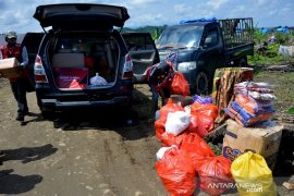 Bantuan Telkomsel peduli banjir bandang Masamba Page 2 Small