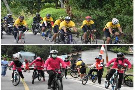 Danrem 023/KS "gowes" bersama di Samosir