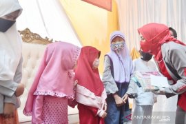 Peringati 10 Muharam, Dharma Wanita Persatuan Bogor santuni puluhan anak yatim
