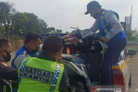 Tiga remaja puteri diamankan karena nekat masuk Tol Japek dengan sepeda motor