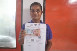 Layangkan surat ke Menteri Sosial RI, bapak ini akhirnya terima Bansos