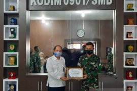 BKKBN Kaltim serahkan  penghargaan kepada Kodim 0901 Samarinda