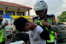Buang paket narkoba di lokasi razia kendaraan seorang bandar sabu diringkus Polantas, 200 gram sabu disita sebagai bukti
