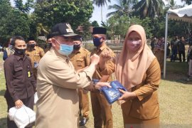 Antisipasi penyebaran COVID-19, Nasrul Abit salurkan bantuan APD di Sijunjung