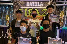 Akbar Tawakkal juara turnamen game console FIFA20