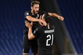 Ibrahimovic sebut Hakan Calhanoglu layak kenakan nomor 10 di AC  Milan