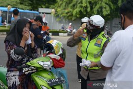 HUT Polwan Aceh bagikan masker gratis