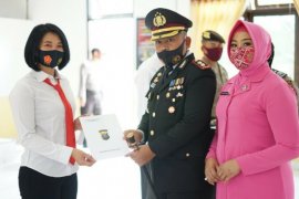 Dua Polwan Polres Simalungun peroleh penghargaan dari Komnas PA