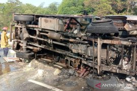 Truk bahan kimia terguling dan terbakar di Tol Jagorawi berhasil dipadamkan