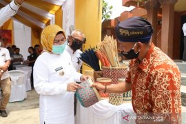 Dilatih Pemkab Serang, Produk Anyaman Bambu Kecamatan Bandung Semakin Berkualitas