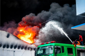 Kebakaran gudang pabrik elektronik