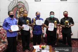 Bupati Buleleng terima penghargaan "Pembina BUMD Terbaik"