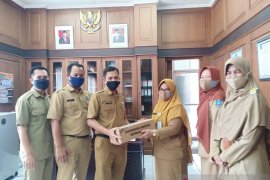 Pemprov Babel serahkan 1.500 blanko e-KTP ke Bangka Selatan