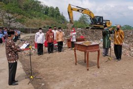 PELANTIKAN PEJABAT DI TEMPAT PEMBUANGAN SAMPAH Page 1 Small