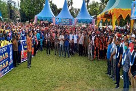 Bupati Tapteng diacungin jempol oleh warga Badiri