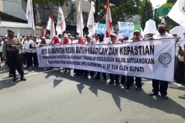 Ratusan anggota BPD Kabupaten Kediri protes honor minim