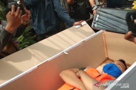 Petugas sanksi pelanggar protokol merenung dalam peti mati