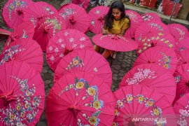 Perajin payung Geulis