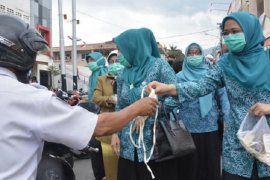 Padang Panjang bagi-bagi sembako dan masker serta tes usap gratis