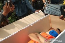 Pelanggar protokol kesehatan diberi sanksi untuk merenung dalam peti jenazah