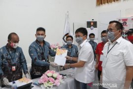 Andre Angouw-Richard Sualang pendaftar pertama balon wali-wawali di KPU Manado