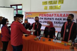 KPU Simalungun terima berkas pendaftaran bapaslon Anton - Rospita