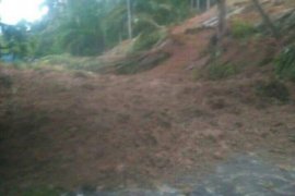 Jalan Sungai Limau-Sungai Geringging tertimbun longsor sehingga akses jalan terputus
