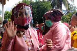 Lambaian dan garis tangan Ratu saat mendaftar di KPU