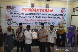 Satu-satunya calon perseorangan Pilkada Limapuluh Kota Ferizal-Nurkhalis mendaftar ke KPU