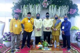 Pasangan Rajut disambut tarian tradisional saat  daftar di KPU Inhu