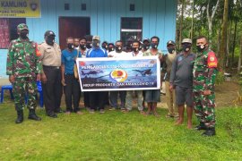 TNI-Polri di Biak bagikan masker untuk cegah COVID-19