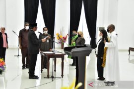 Bupati Malra lantik dua wanita sebagai PPTP hadiah Hari "Nen Dit Sakmas"