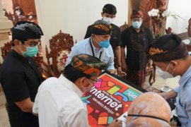 Telkomsel serahkan 150.000 kartu "Merdeka Belajar Jarak Jauh" di Bali