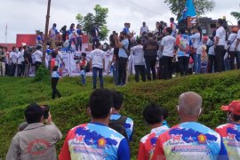 Massa padati seputaran kantor KPU Simalungun antar bapaslon