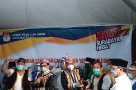 Machfud-Mujiaman pakai pakaian Sawunggaling saat daftar di KPU Surabaya
