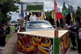 Pendaftaran Pilkada Kapuas Hulu, Baiduri - Rupina diantar ribuan pendukung ke KPU