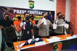 Petualangan komplotan perampas ponsel berakhir di warung roti panggang