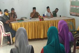 Puluhan wanita Hinai Langkat minta penjelasan soal penerima BST