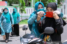 Kaum ibu di Aceh Barat gencarkan bagi masker cegah penularan COVID-19