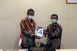 Kepala SMP di Yogyakarta membukukan pengalaman pembelajaran jarak jauh