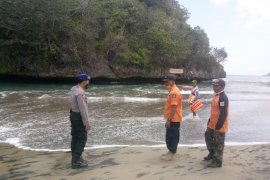 Satu orang meninggal terseret arus di Pantai Ungapan Malang