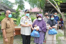 Nasrul Abit bagikan sembako ke masyarakat Sungai Abang, peduli dampak COVID-19
