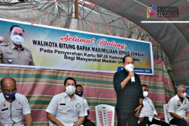 Lomban serahkan kartu BPJAMSOSTEK lewat program tali kasih