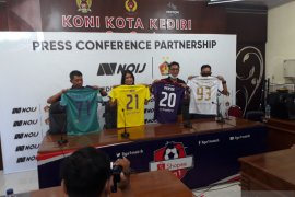 Sepak bola - Persik gandeng Noij kenalkan jersey baru